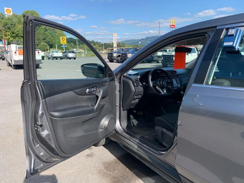 Used 2018 Nissan Rogue S image 7