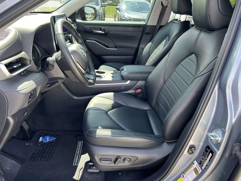 Used 2024 Toyota Highlander XLE FWD image 8