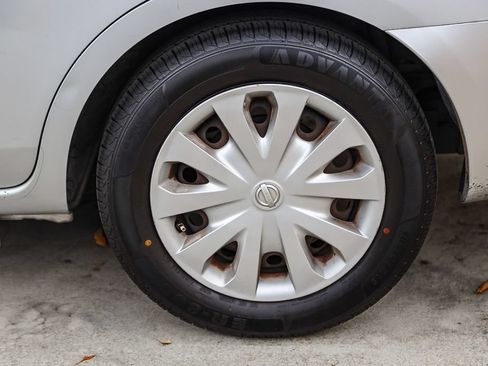 Used 2015 Nissan Versa SV FWD image 6