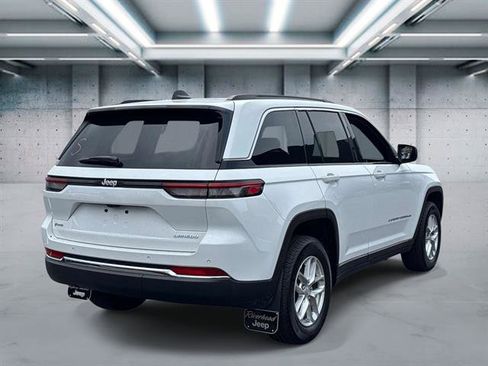 Used 2025 Jeep Grand Cherokee Laredo image 4