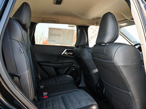 New 2025 Mitsubishi Outlander SE image 12