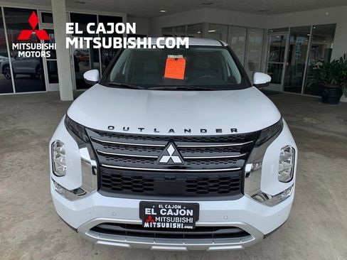 New 2025 Mitsubishi Outlander SE image 10