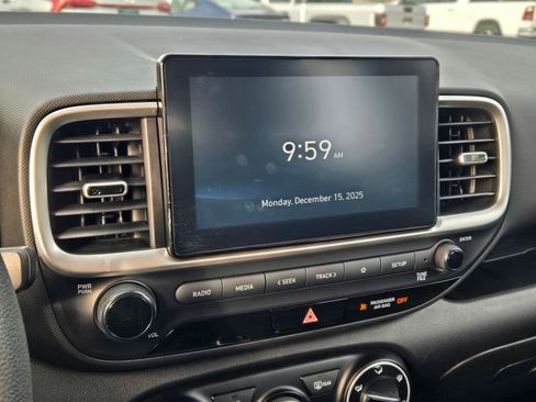 Certified 2022 Hyundai Venue SE image 25