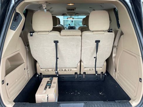 Used 2016 Dodge Grand Caravan SXT FWD image 12