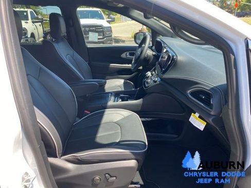 Used 2026 Chrysler Pacifica Limited FWD image 5