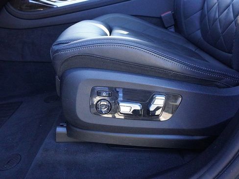 Used 2023 BMW X7 xDrive40i w/ Parking Assistance Package image 31