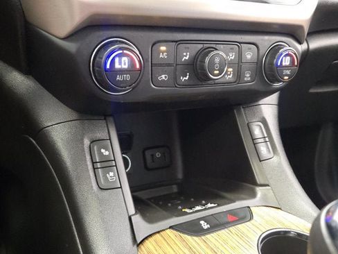 Used 2017 GMC Acadia Denali w/ Technology Package FWD image 28