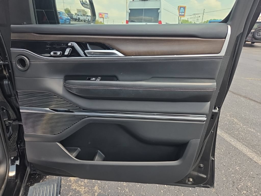 Used 2023 Jeep Grand Wagoneer Series II AWD/4WD image 25