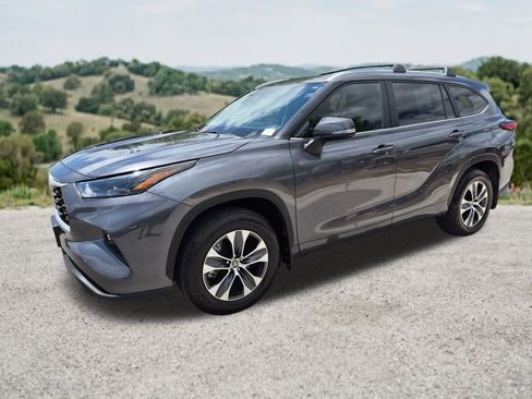 Used 2023 Toyota Highlander XLE AWD/4WD image 3