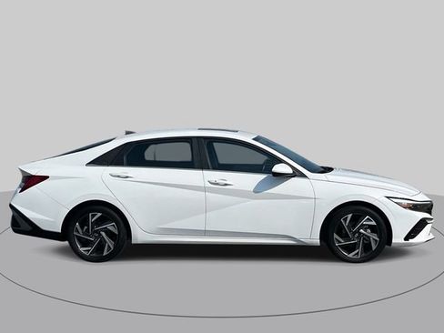 Used 2024 Hyundai Elantra SEL w/ Convenience Package FWD image 3