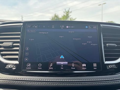 Used 2025 Chrysler Pacifica Limited FWD image 42