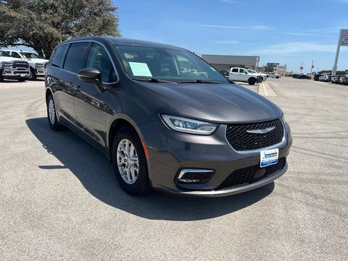 Used 2023 Chrysler Pacifica Touring-L FWD image 7