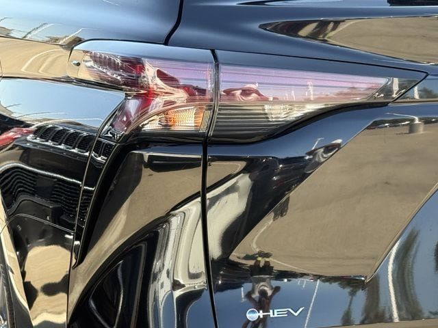 Used 2025 Toyota Sienna XLE FWD image 6