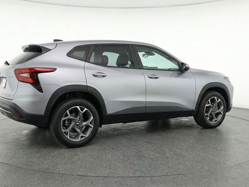 Used 2025 Chevrolet Trax LT w/ LT Convenience Package FWD image 9