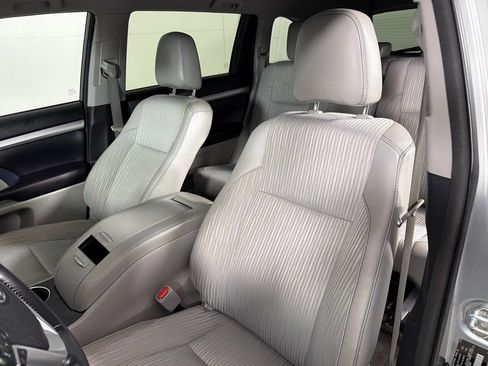 Used 2017 Toyota Highlander Plus FWD image 10