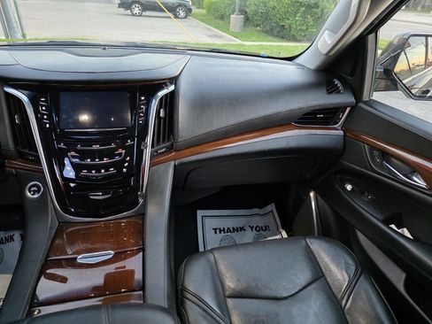 Used 2019 Cadillac Escalade ESV Luxury image 25