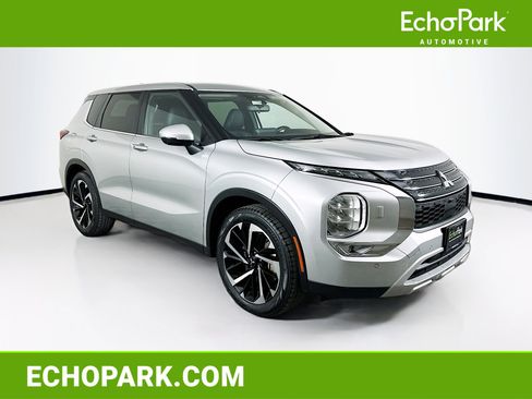 Used 2024 Mitsubishi Outlander SE image 1
