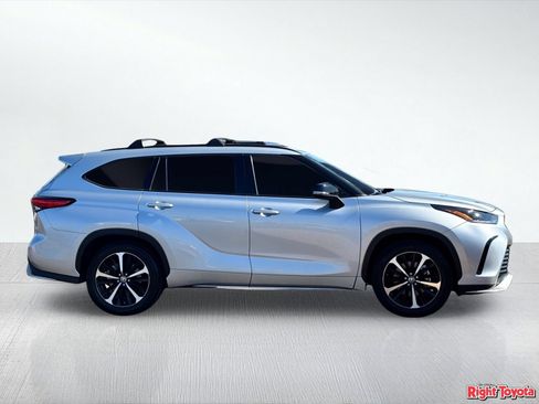 Used 2022 Toyota Highlander XSE FWD image 7