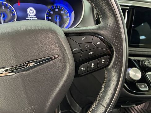 Used 2018 Chrysler Pacifica Limited FWD image 24