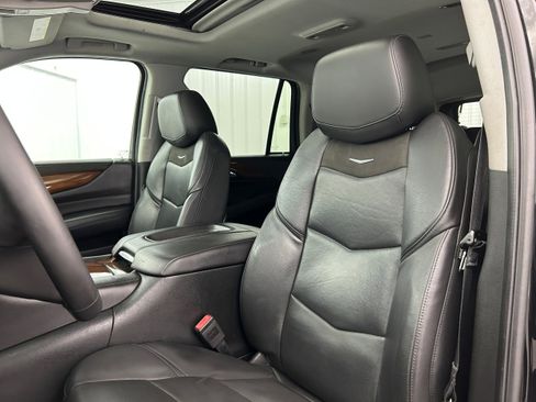 Used 2019 Cadillac Escalade Luxury AWD/4WD image 24