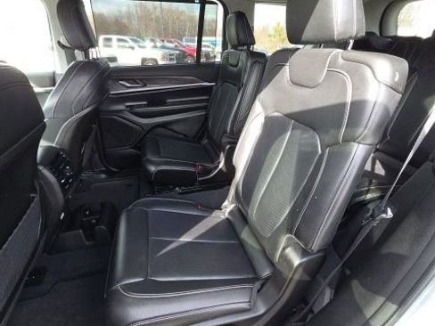 Used 2023 Jeep Grand Cherokee L Limited w/ Luxury Tech Group II AWD/4WD image 17