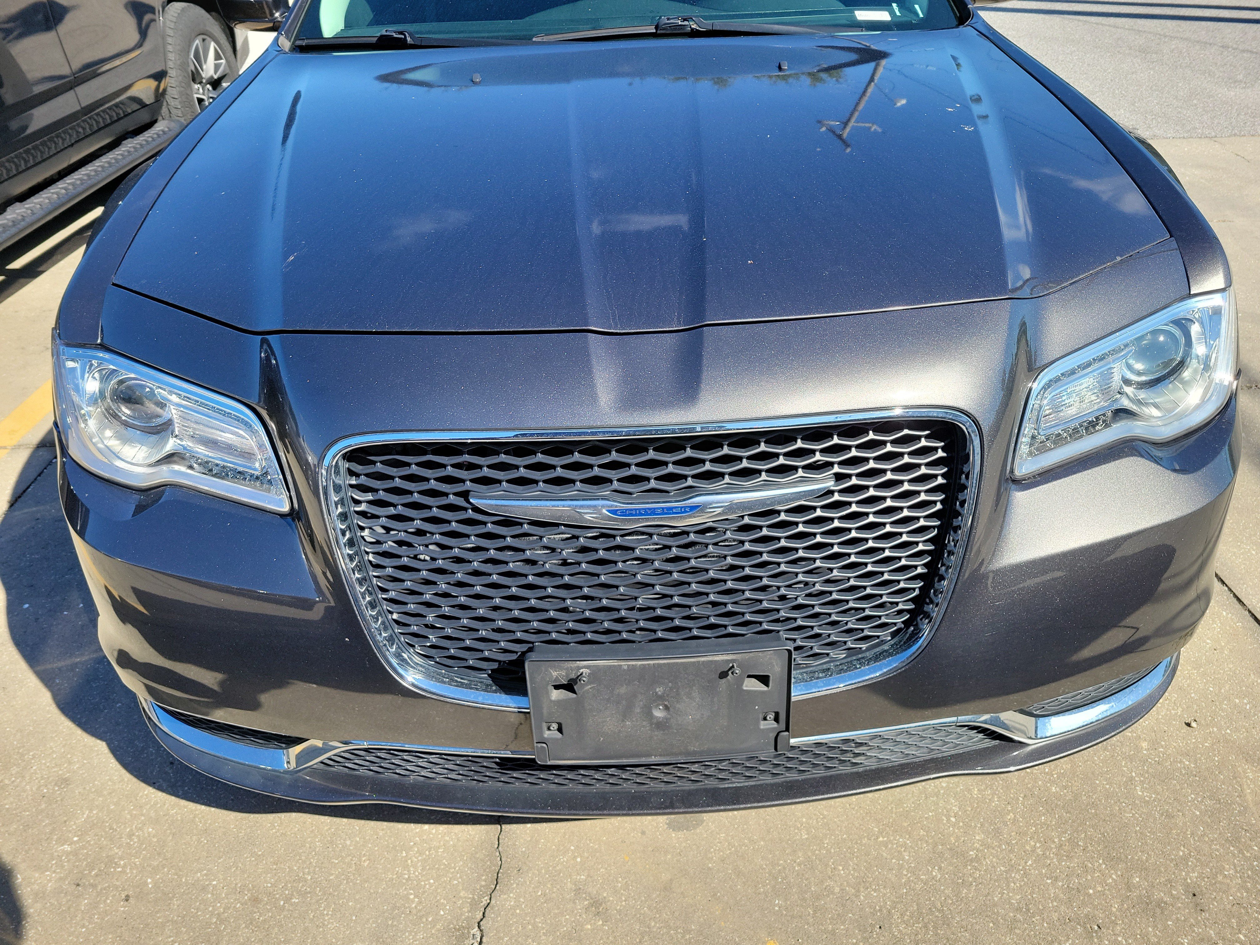 Used 2019 Chrysler 300 Touring RWD image 2