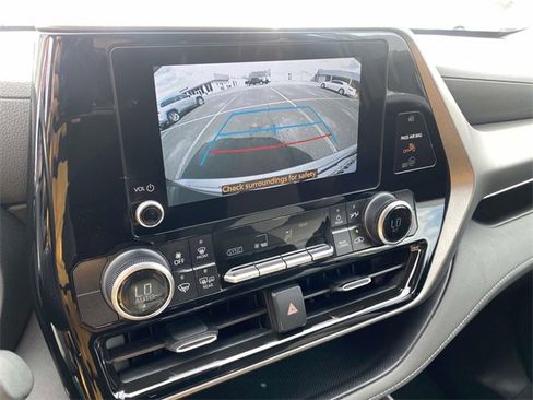 Used 2024 Toyota Highlander LE image 26