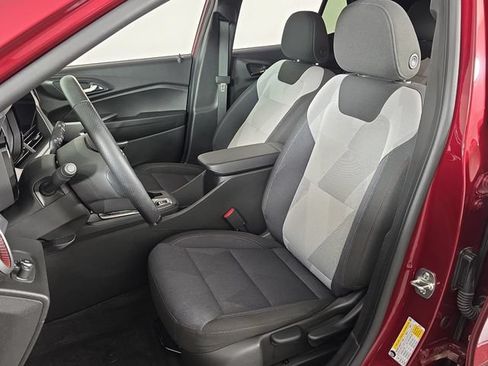 Used 2025 Chevrolet Trax RS FWD image 14