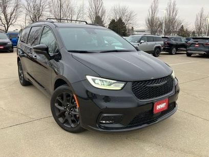 Certified 2022 Chrysler Pacifica Limited w/ S Appearance Package