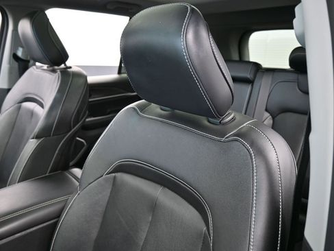 Used 2022 Jeep Grand Cherokee Limited image 17