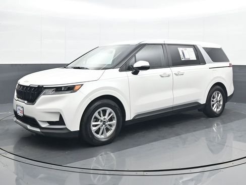 Used 2024 Kia Carnival LX FWD image 2