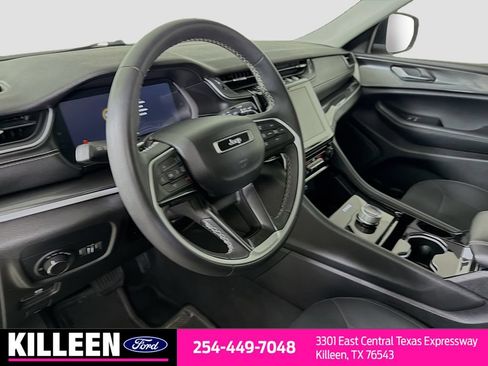 Used 2023 Jeep Grand Cherokee Laredo AWD/4WD image 11
