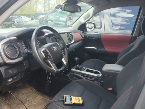 Used 2022 Toyota Tacoma SR5 AWD/4WD image 2