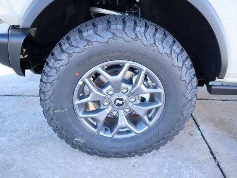 New 2025 Ford Bronco Badlands image 18