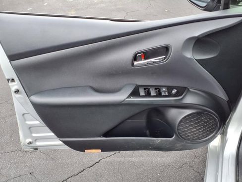 Used 2022 Toyota Prius XLE image 9