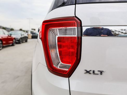 Used 2018 Ford Explorer XLT w/ Equipment Group 202A FWD image 8