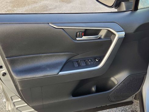 Used 2022 Toyota RAV4 XLE image 12