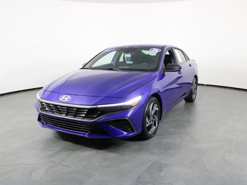 Certified 2025 Hyundai Elantra SEL image 2