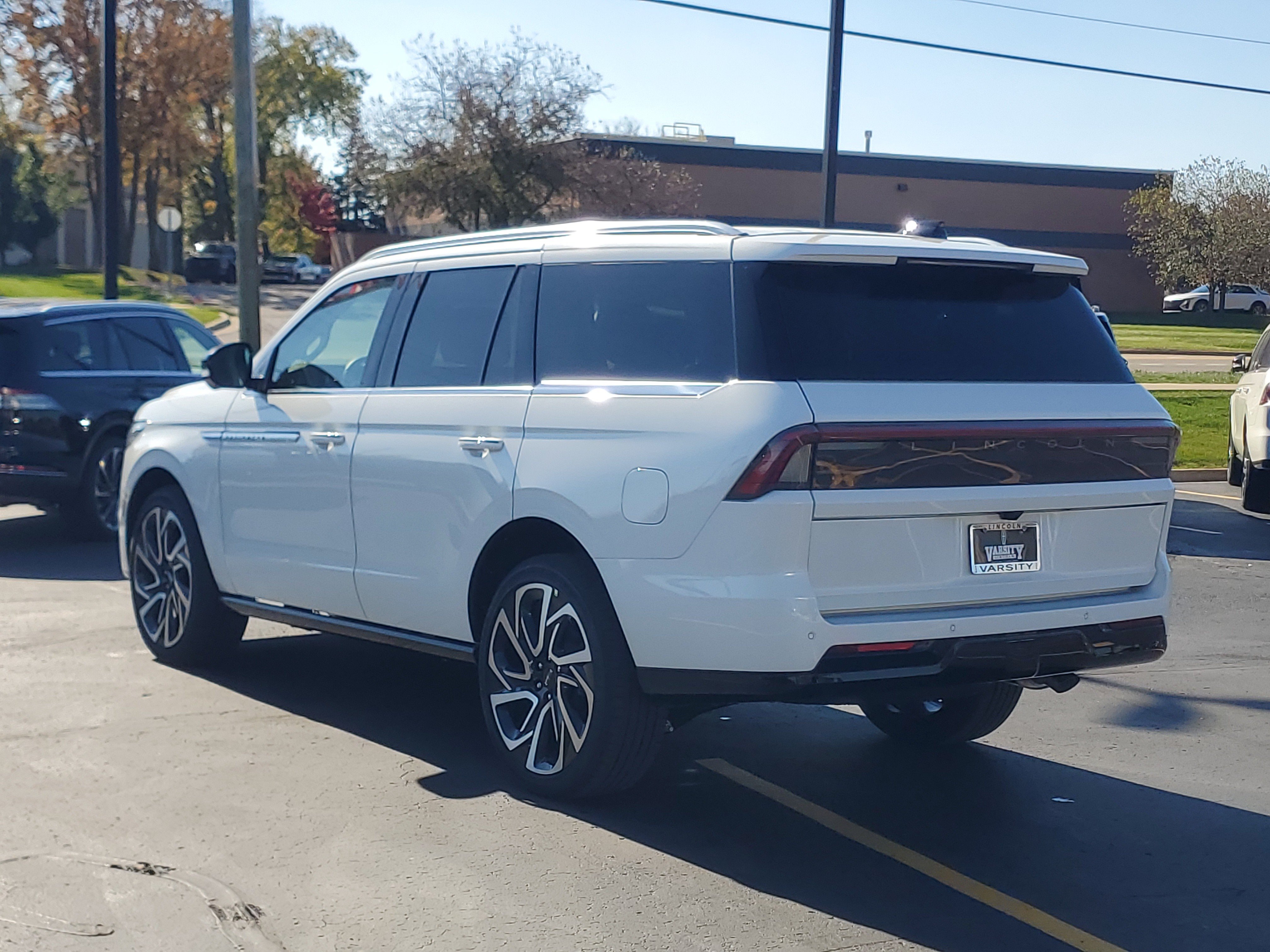 New 2027 Lincoln Navigator Reserve AWD/4WD image 3