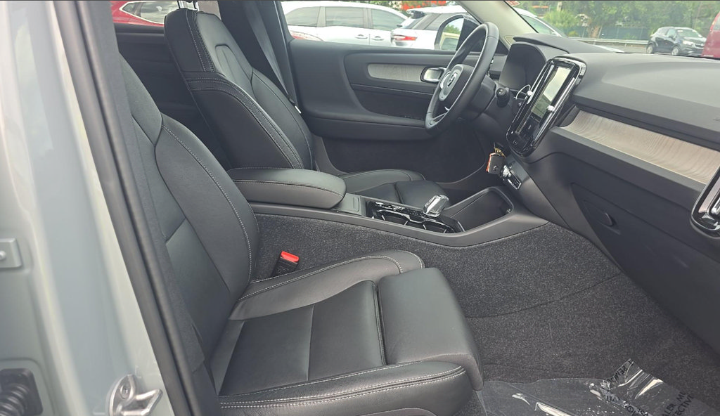Used 2024 Volvo XC40 B5 Ultimate w/ Climate Package AWD/4WD image 9