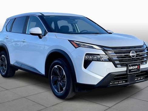 Used 2024 Nissan Rogue SV image 2