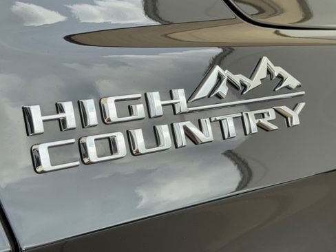 Used 2025 Chevrolet Tahoe High Country AWD/4WD image 31