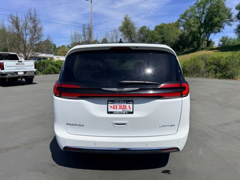 Used 2023 Chrysler Pacifica Limited image 7