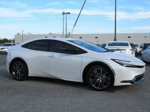Used 2025 Toyota Prius XLE image 2