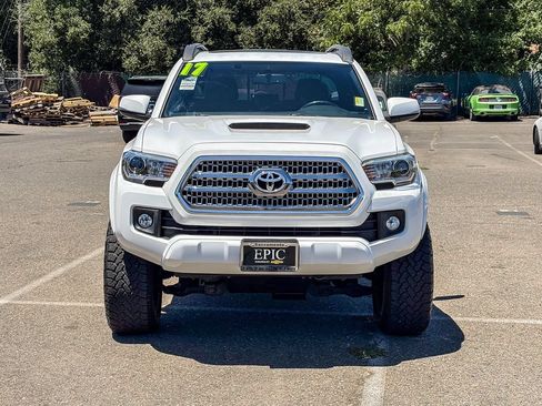 Used 2017 Toyota Tacoma TRD Sport AWD/4WD image 6