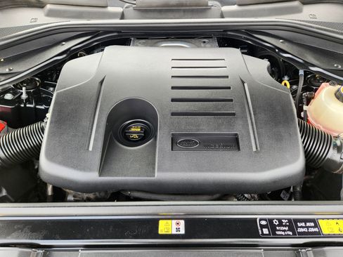 Certified 2025 Land Rover Range Rover SE image 32