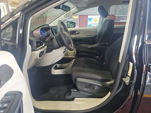 Used 2023 Chrysler Voyager LX FWD image 5