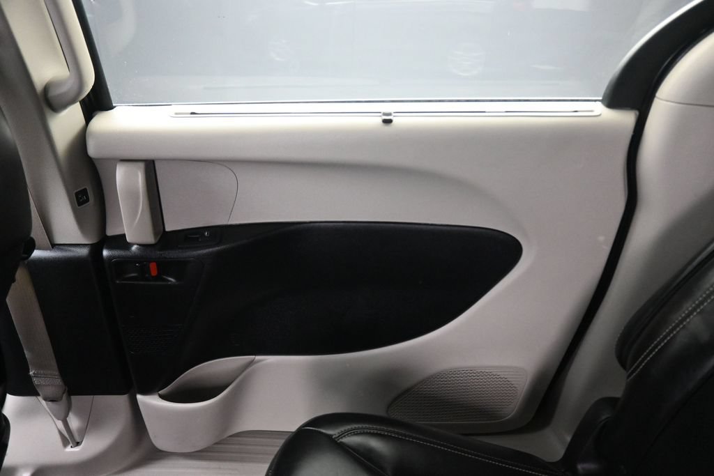 Used 2024 Chrysler Pacifica Touring-L FWD image 34