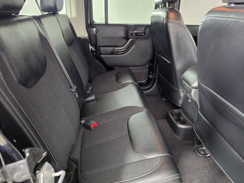 Used 2017 Jeep Wrangler Unlimited Sahara AWD/4WD image 27
