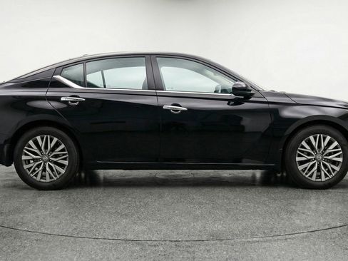 Used 2025 Nissan Altima 2.5 SV image 11